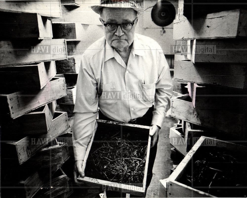1975 Press Photo Bill Lankin Worm wholesaler - Historic Images