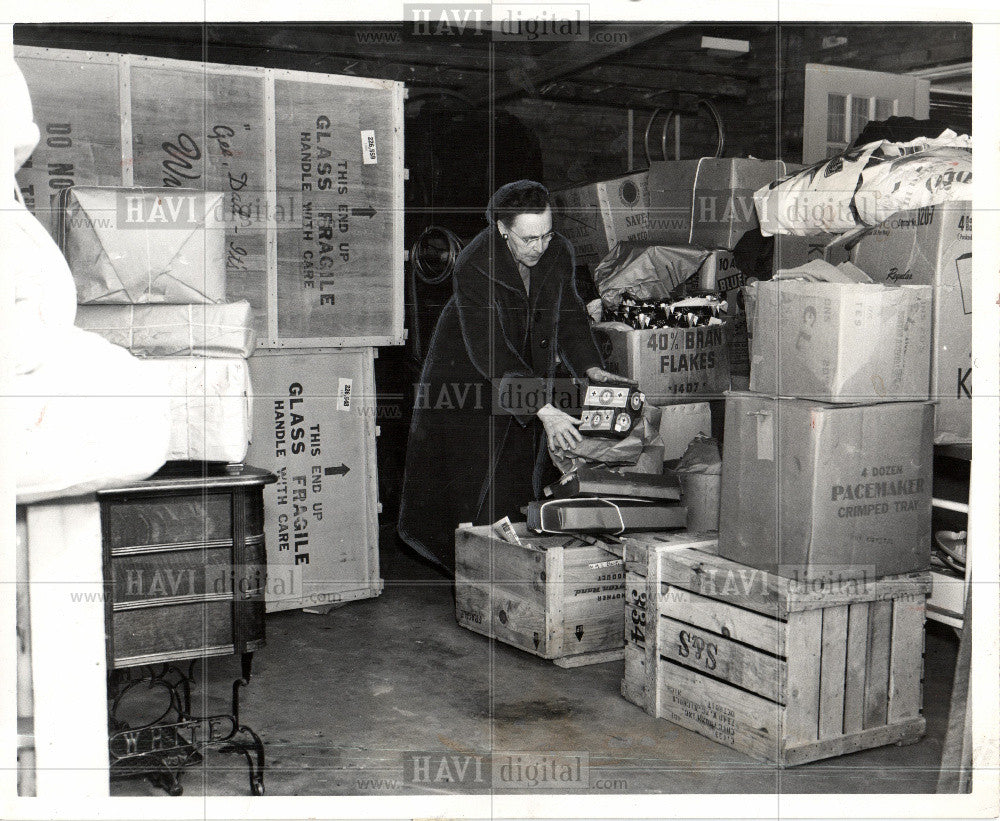 1955 Press Photo Mrs. Lester Auberlin Boxes Good Will - Historic Images