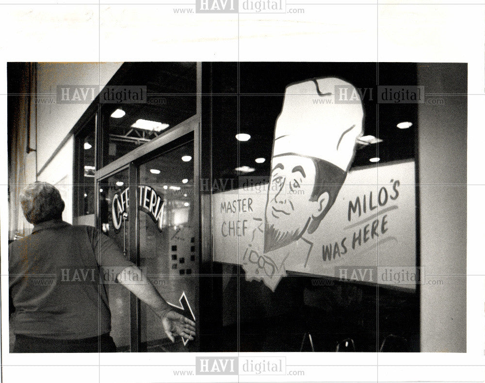 1990 Press Photo Chef Milo Nothdurft Tool glass wall - Historic Images