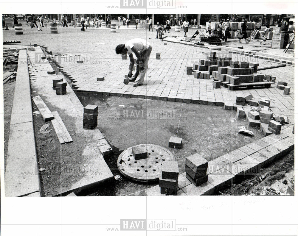 1978 Press Photo Brickmason Woodward Detroit Street - Historic Images