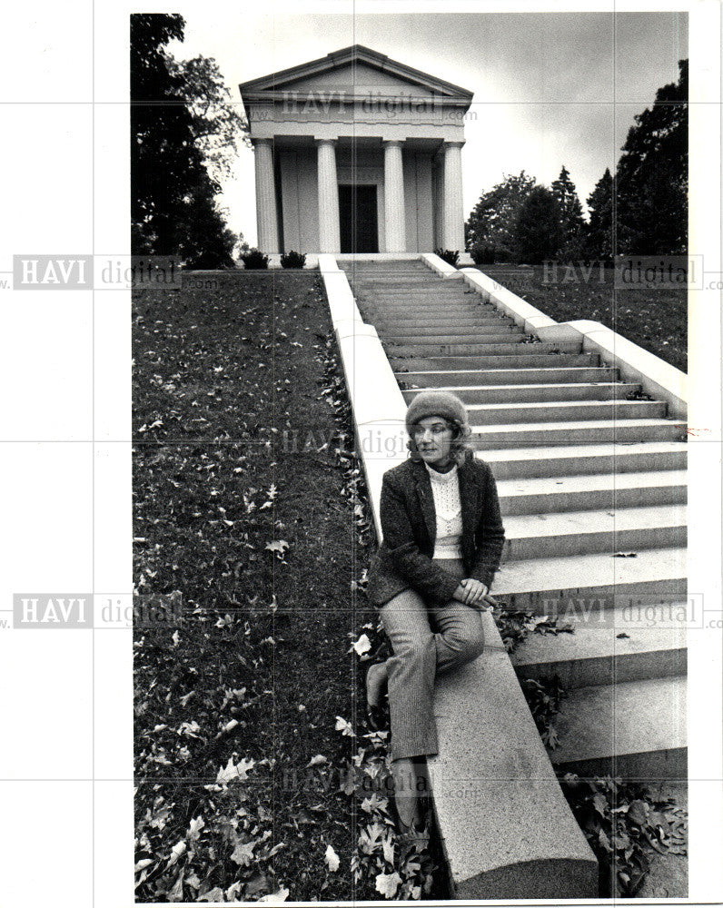 1992 Press Photo JOAN BORAM Woodlawn Cemetery - Historic Images