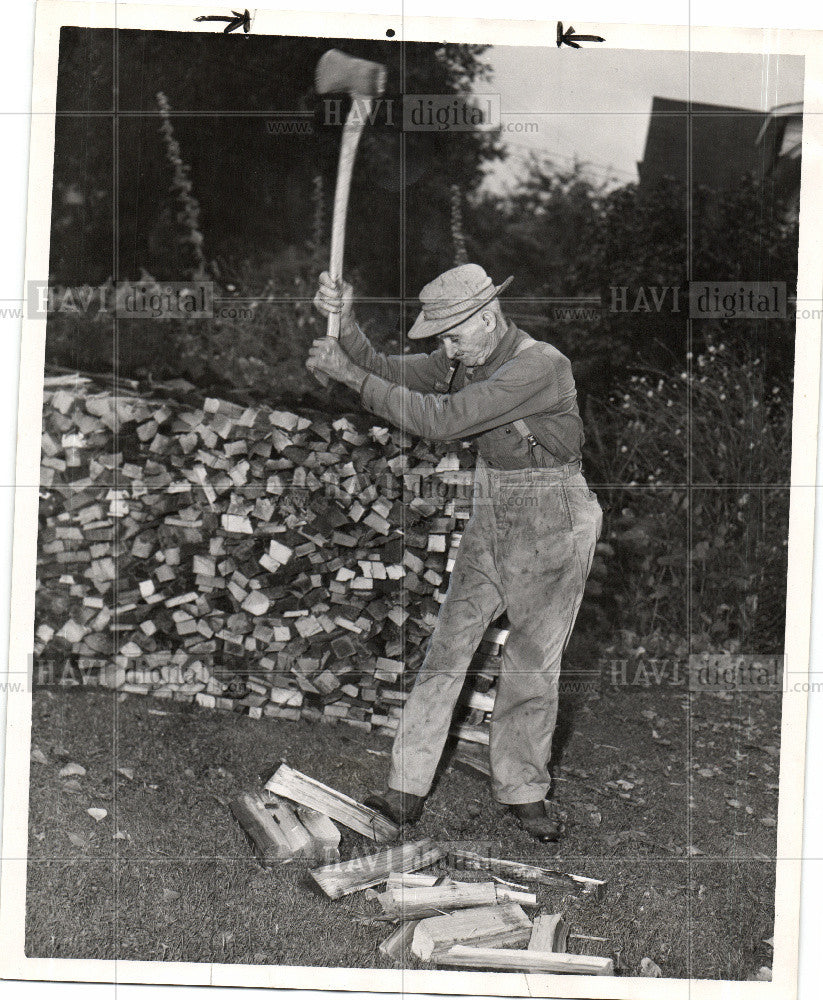 1952 Press Photo WOOD CHOPPING CHAS ABEL - Historic Images