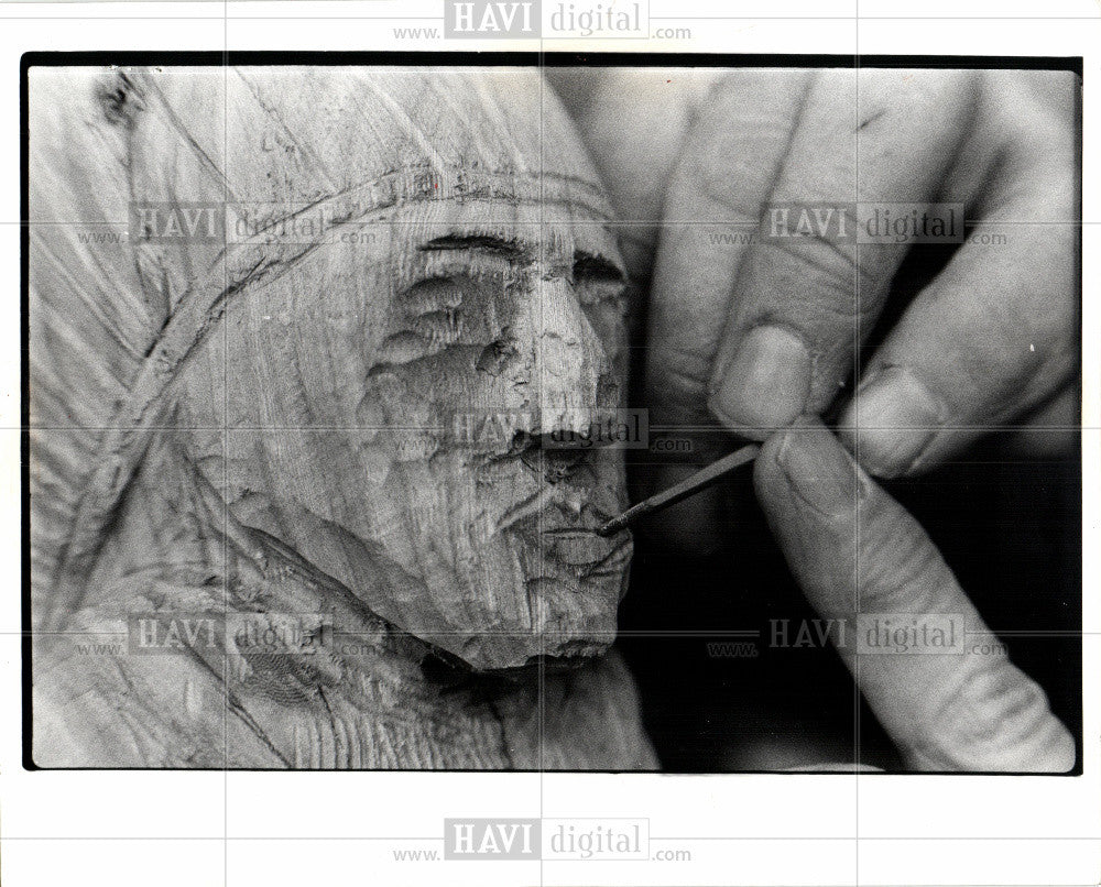 1975 Press Photo WOOD CARVING - Historic Images