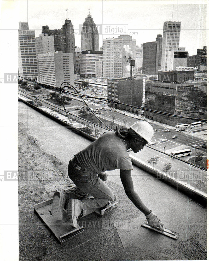 1980 Press Photo working woman Rencen towers - Historic Images