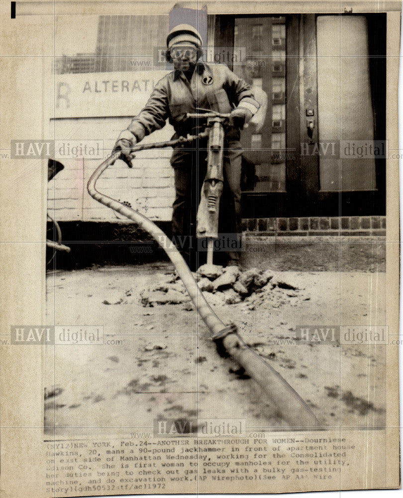 1972 Press Photo Woman Mans Jackhammer - Historic Images