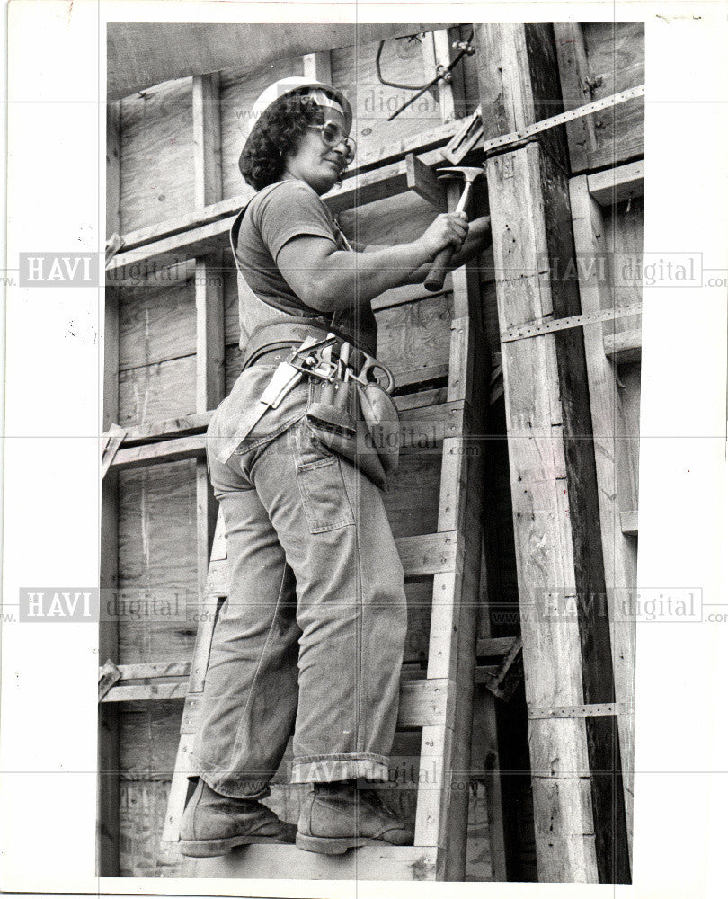 1979 Press Photo Women Working Eca Caradonna - Historic Images