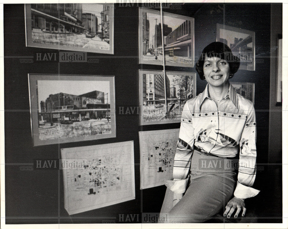 1976 Press Photo Elaine Driker women working college - Historic Images