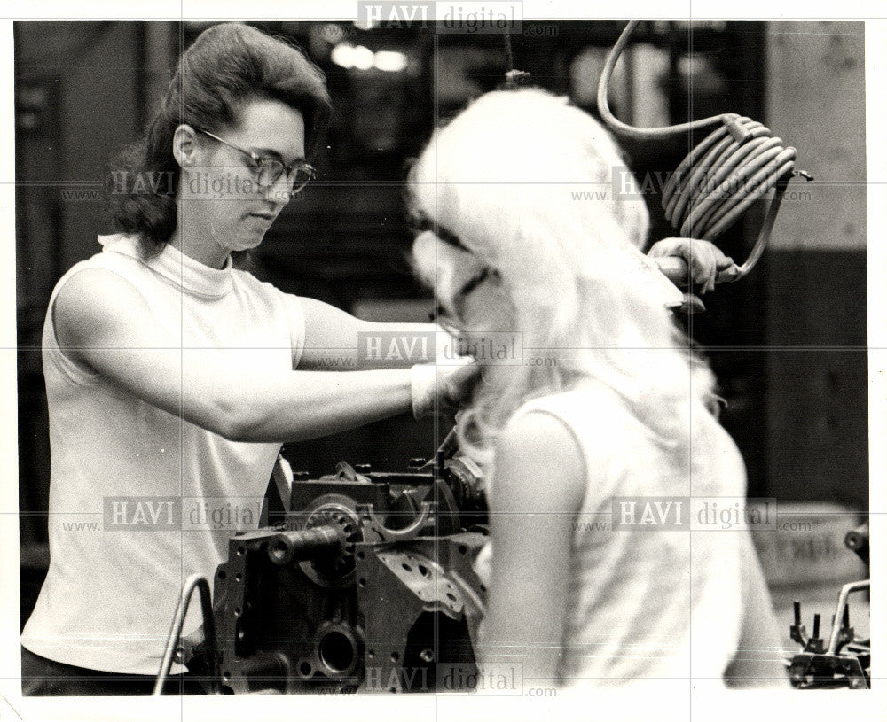 1971 Press Photo women Small Cars Auto Assembly Line - Historic Images