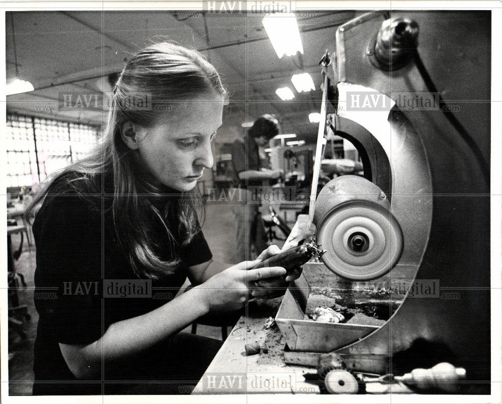 1977 Press Photo Theresa Barry ntique designer 1997 - Historic Images