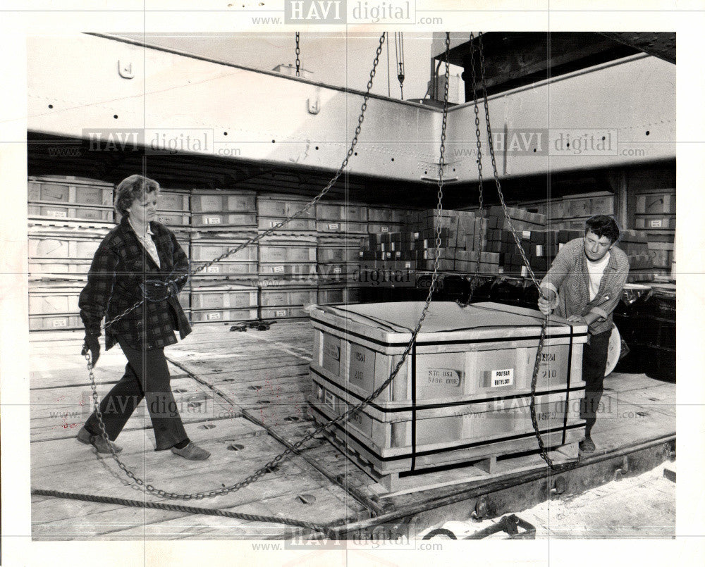 1971 Press Photo Mrs. Loretta Laviolette works docks - Historic Images