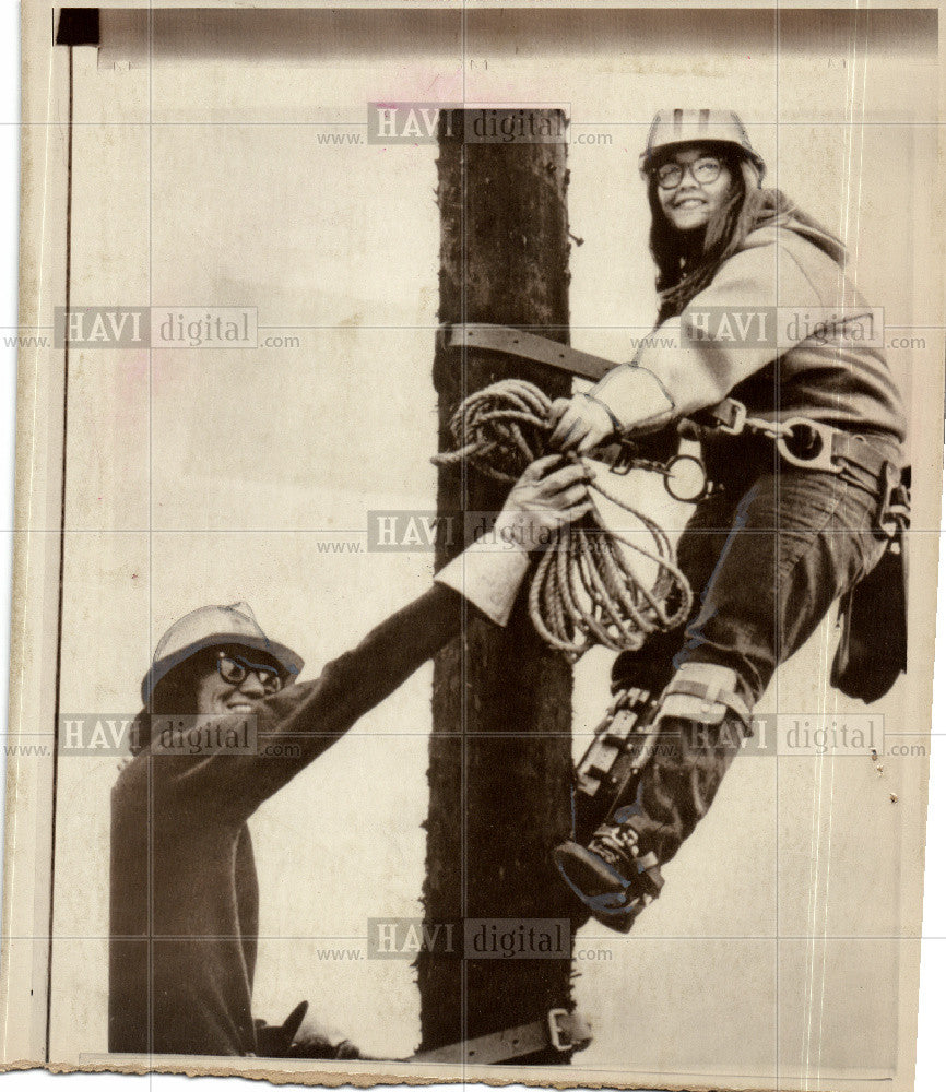 1972 Press Photo Women Pole Climbers Vincent Paull - Historic Images