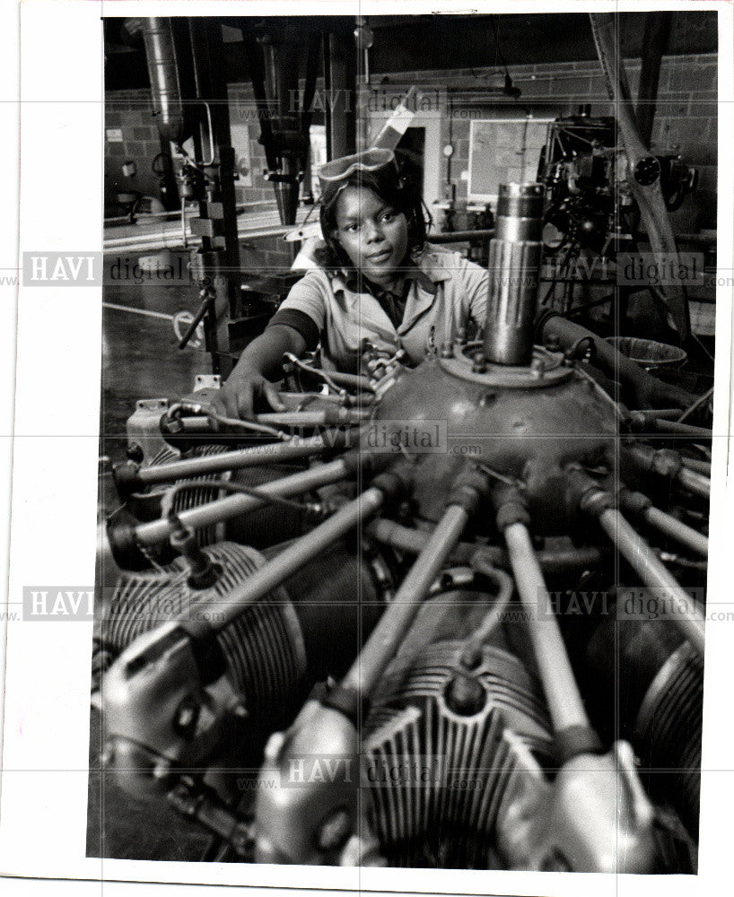 1976 Press Photo Charlene Wicker, aeromechanics student - Historic Images