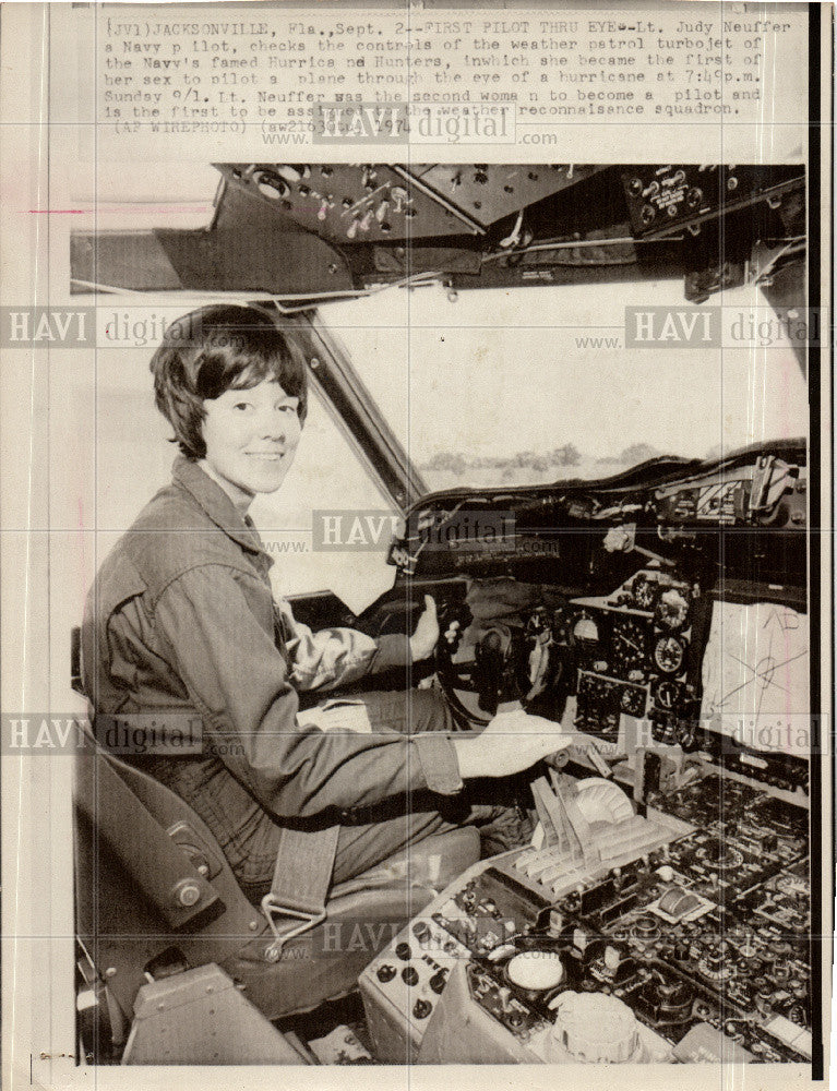 1974 Press Photo Judith Neuffer Senior Technical Manage - Historic Images