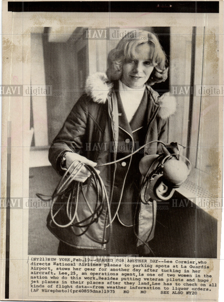 1975 Press Photo Lee Cormier Directs Na.Airlines Planes - Historic Images