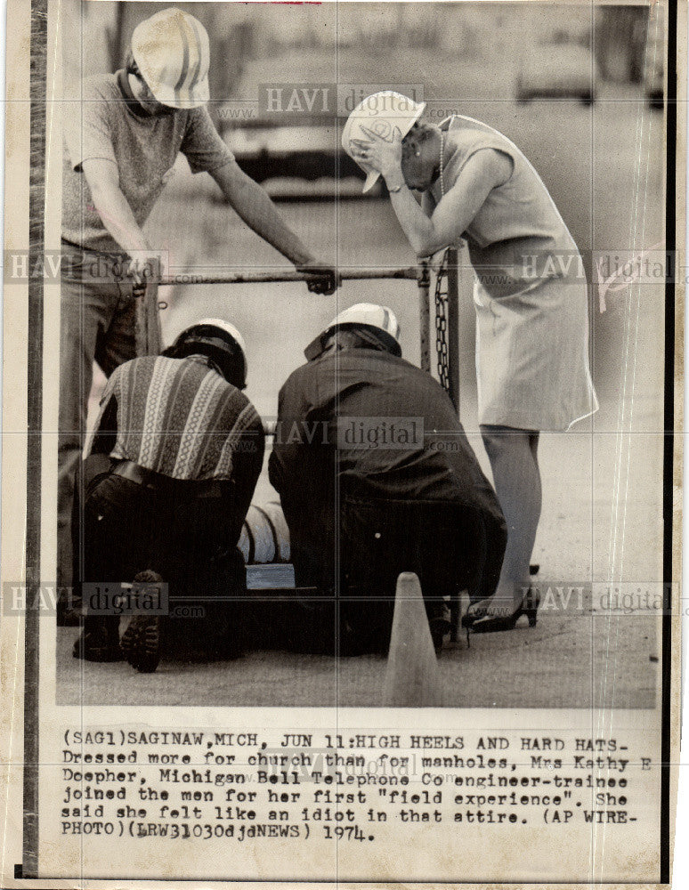 1974 Press Photo Mrs Kathy Doepher High Heels &amp;Hard Hat - Historic Images