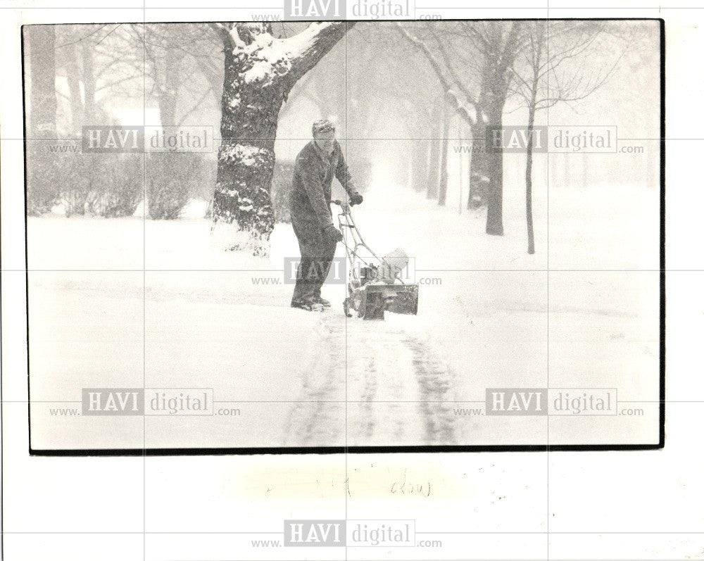 1987 Press Photo Tom Schrift Snow Blower Sidewalk - Historic Images