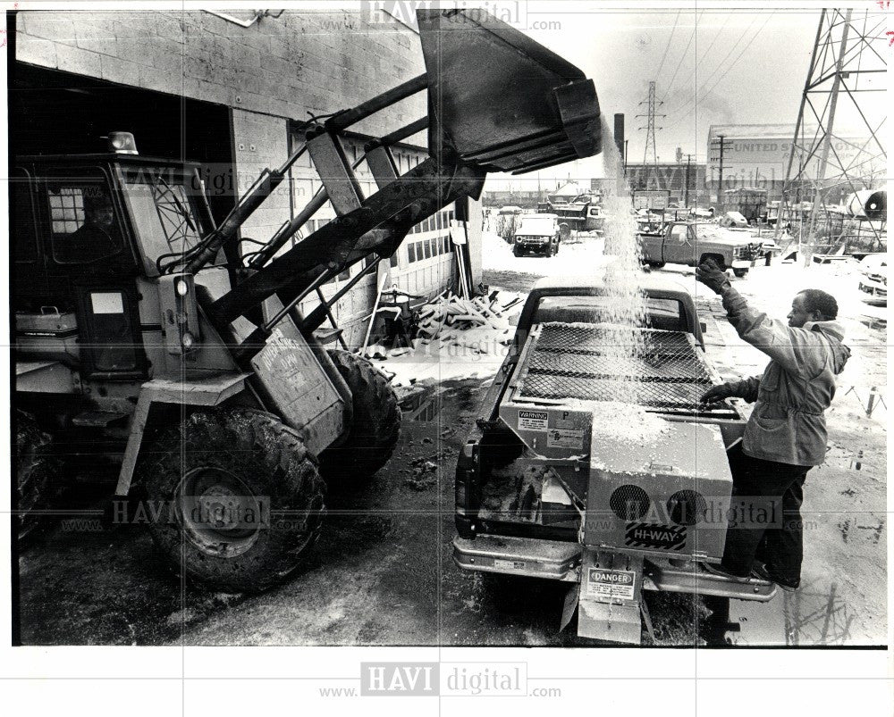 1982 Press Photo Frank Ledl operator truck salt - Historic Images