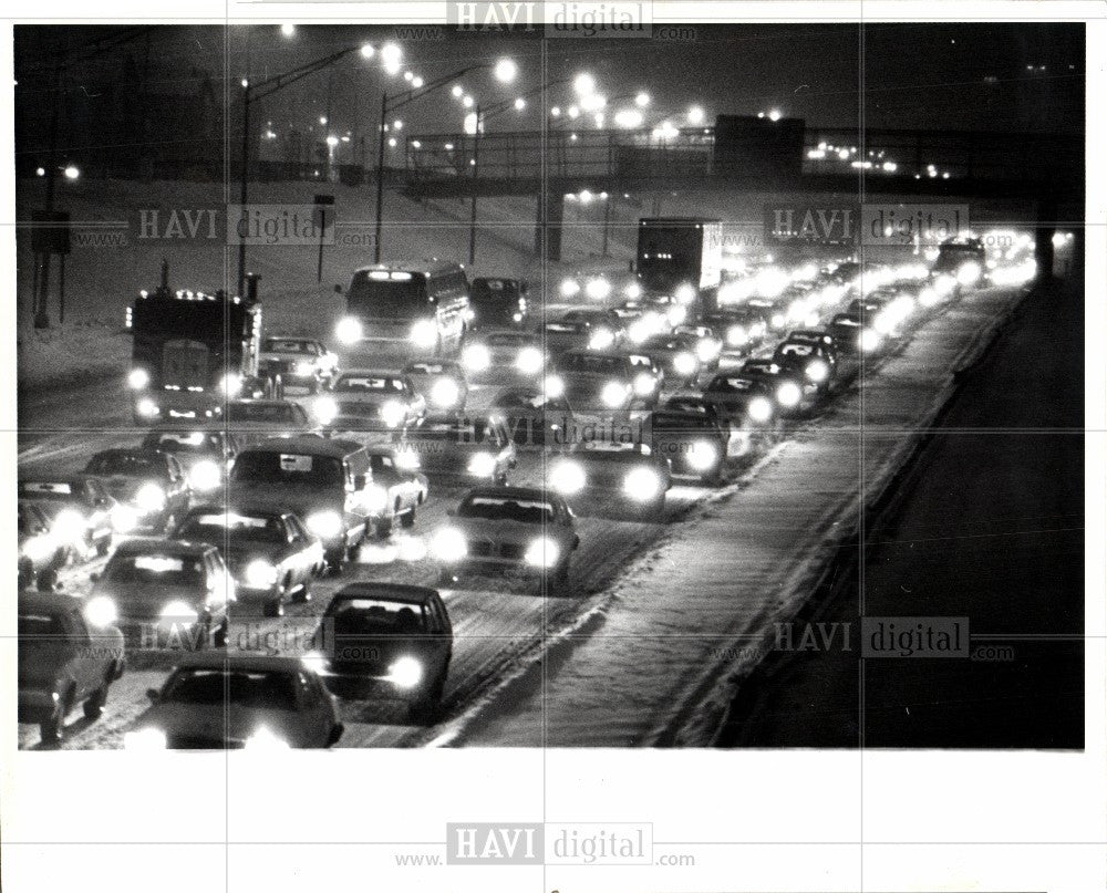 1981 Press Photo snow stops traffic Mack - Historic Images