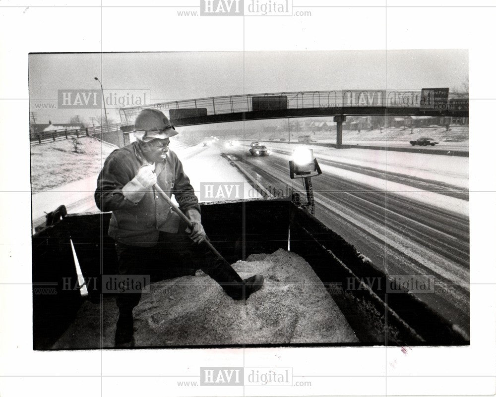 1977 Press Photo BOB STEVENSON frees up stuck salt - Historic Images