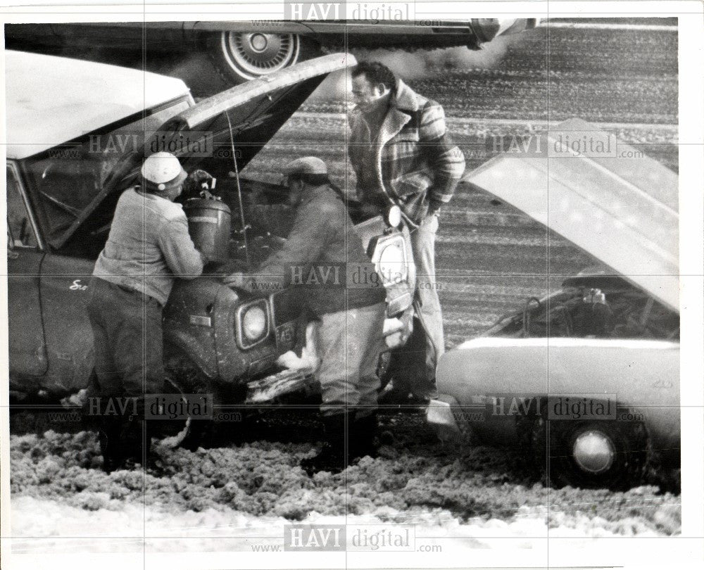 1977 Press Photo Automobile Car winter frozen roadside - Historic Images