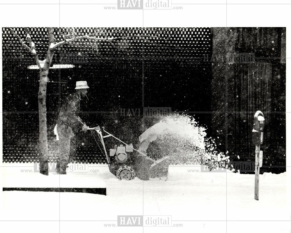 1980 Press Photo FRANK HICKS sidewalk FORT STREET - Historic Images