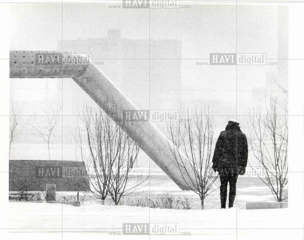 1991 Press Photo Detroit MI, snow, weather, winter, cop - Historic Images