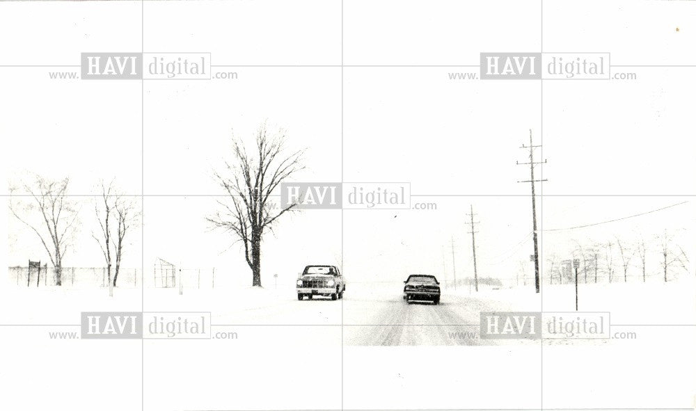 1983 Press Photo Heavy snowfall masking buildings - Historic Images