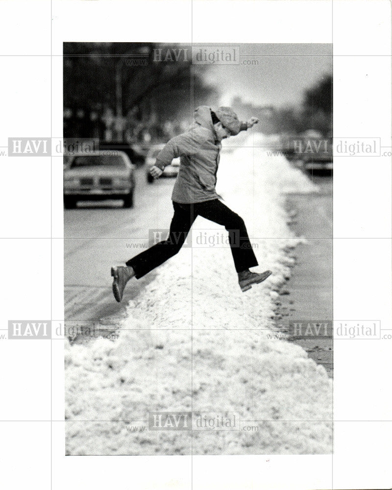 1986 Press Photo Woodward snow piles shoppers jumping - Historic Images