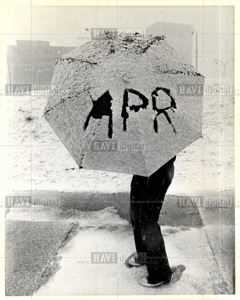 1976 Press Photo Michigan winter scene snow umbrella - Historic Images