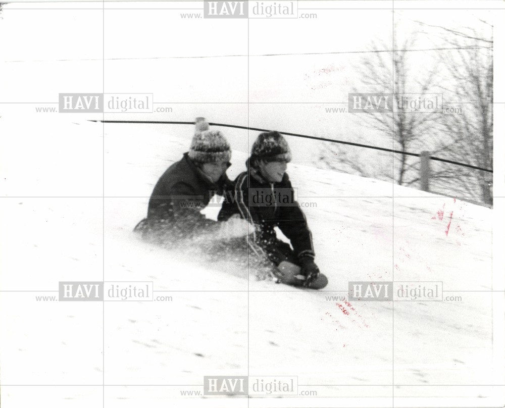 1975 Press Photo Jeff Fulton Sean O&#39;Connor sledding - Historic Images