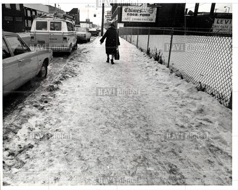 1967 Press Photo OLDLADY,ROUGH SIDEWALK,ICY,CENTRAL - Historic Images