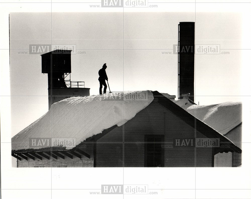 1998 Press Photo CLEARS WHITE SNOW FROM ROOF - Historic Images