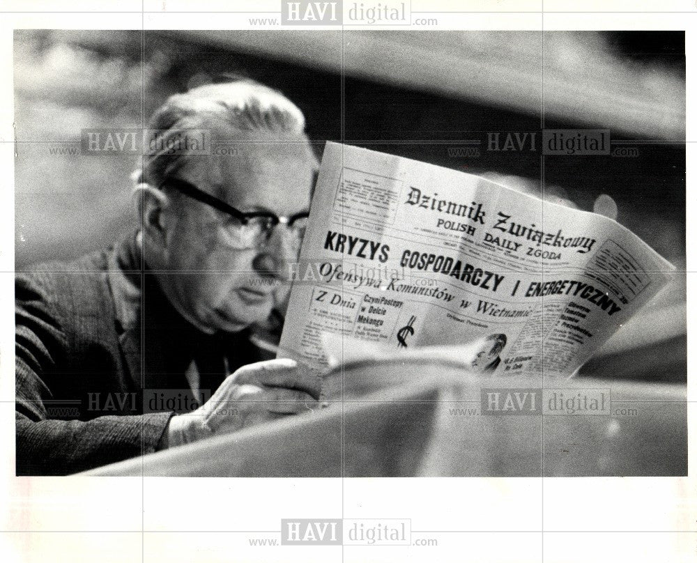 1974 Press Photo patrons relax and eat - Historic Images