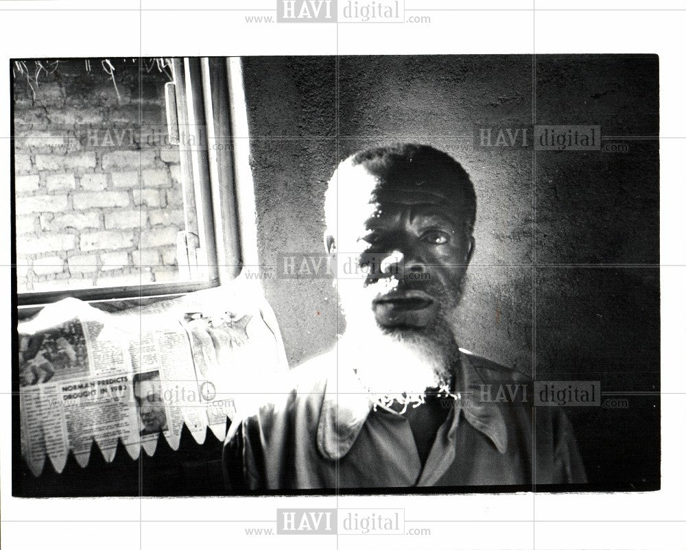 1982 Press Photo Nicolas Nyamugofata Shona hut - Historic Images