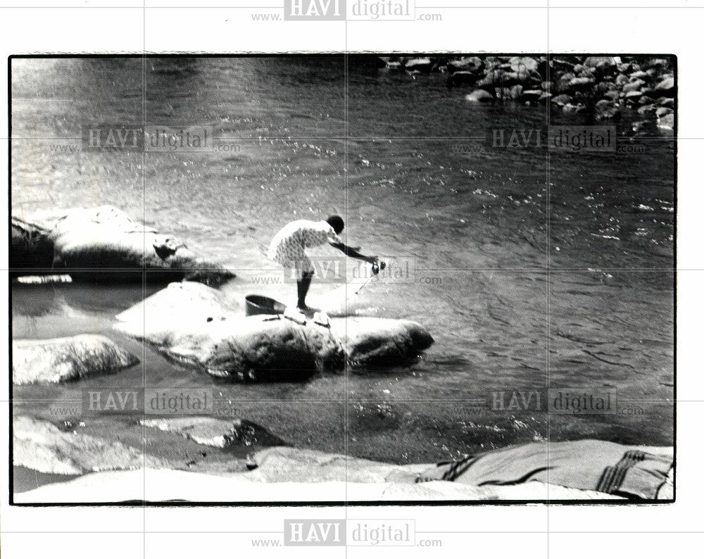 1982 Press Photo Washing clothes river dry on rocks - Historic Images