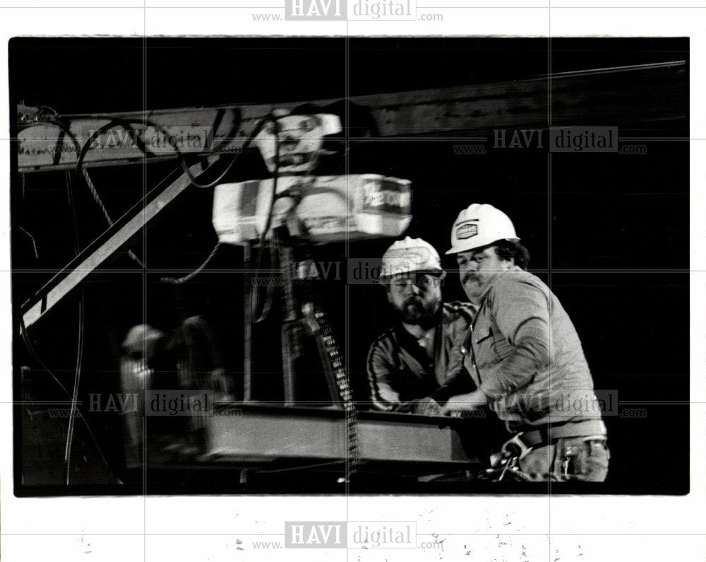 1985 Press Photo 20 hours work daily, Zilwaukee bridge. - Historic Images