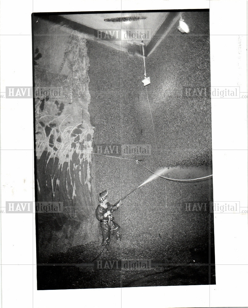 1990 Press Photo Gary Brusate Zebra Mussels Water Blast - Historic Images