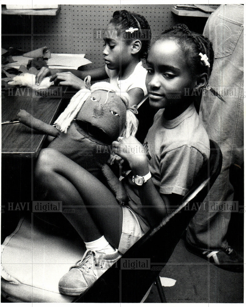 1981 Press Photo Malika, Maisha, Twing make puppets - Historic Images