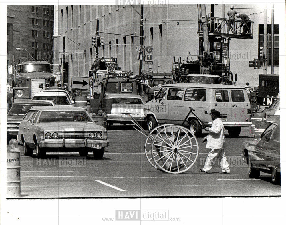 1976 Press Photo traffic bustles downtown workmen - Historic Images