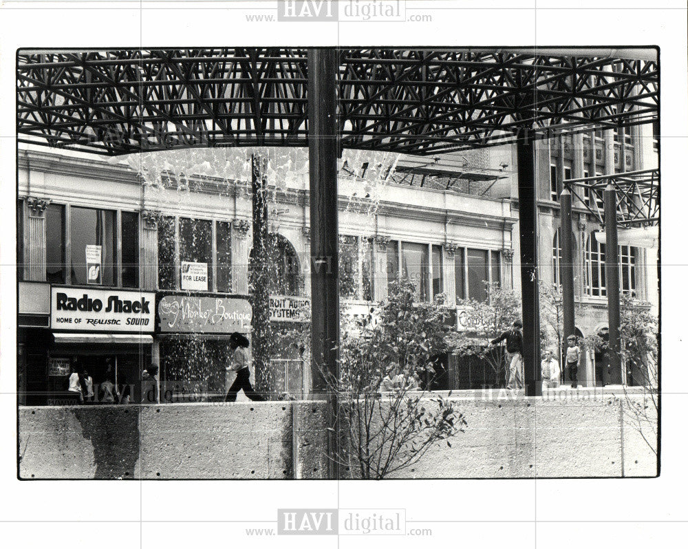 1981 Press Photo Washington Blvd mall fountain - Historic Images