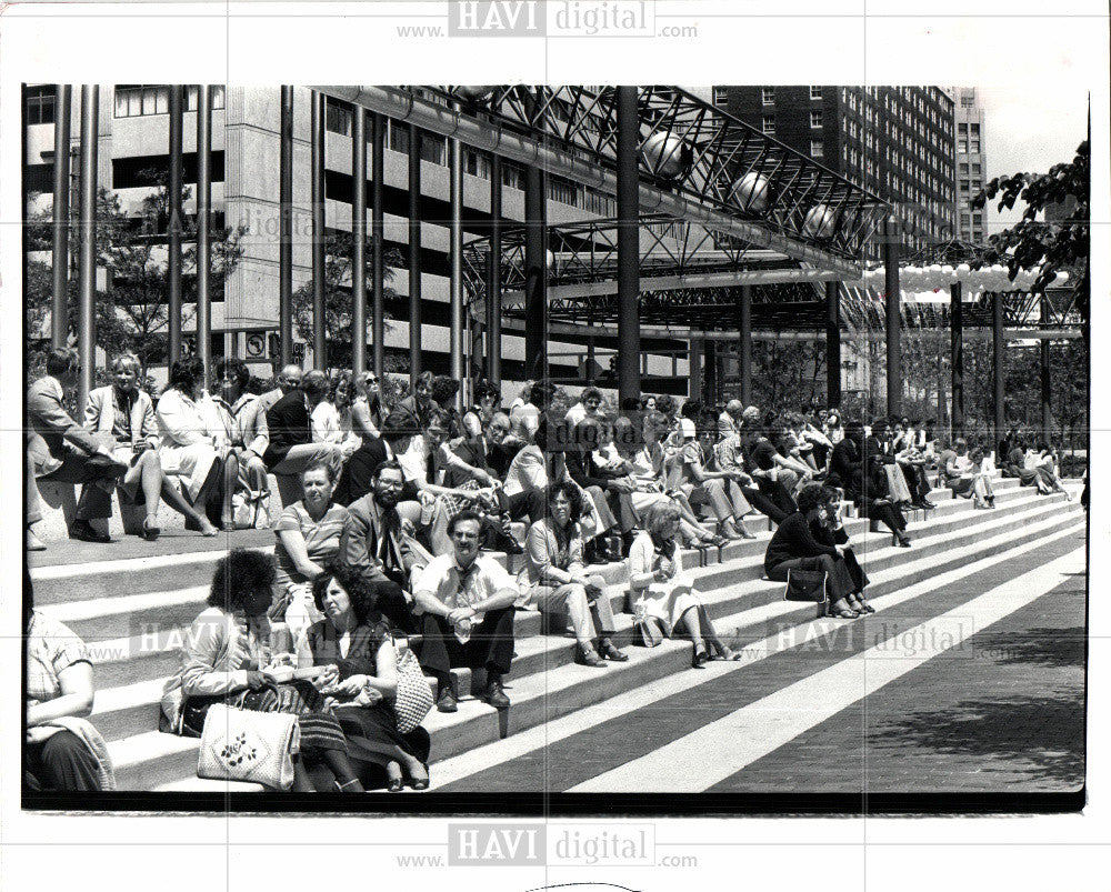 1982 Press Photo Washington Blvd Concert Crowd Listen - Historic Images