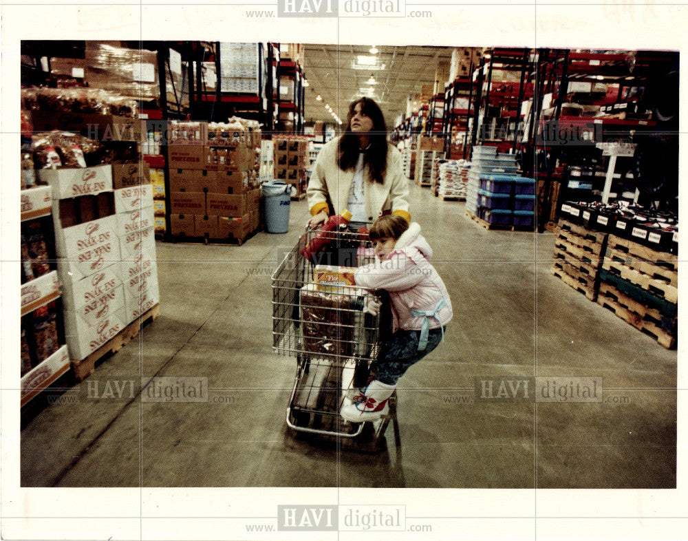 1992 Press Photo Lori Graham Alexa warehouse food store - Historic Images