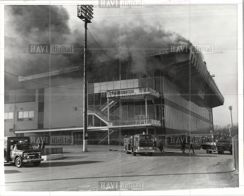 1975 Press Photo Windsor Raceway Clubhouse Fire - Historic Images