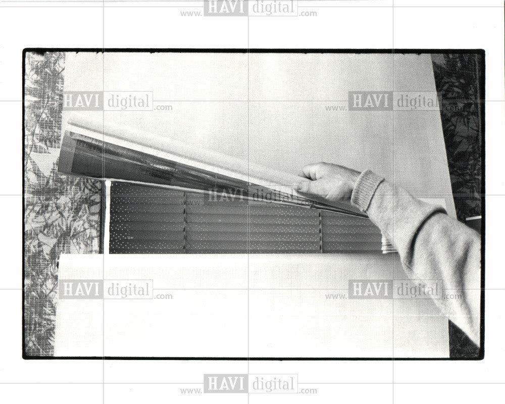 1981 Press Photo Insulating window shade foil backing - Historic Images