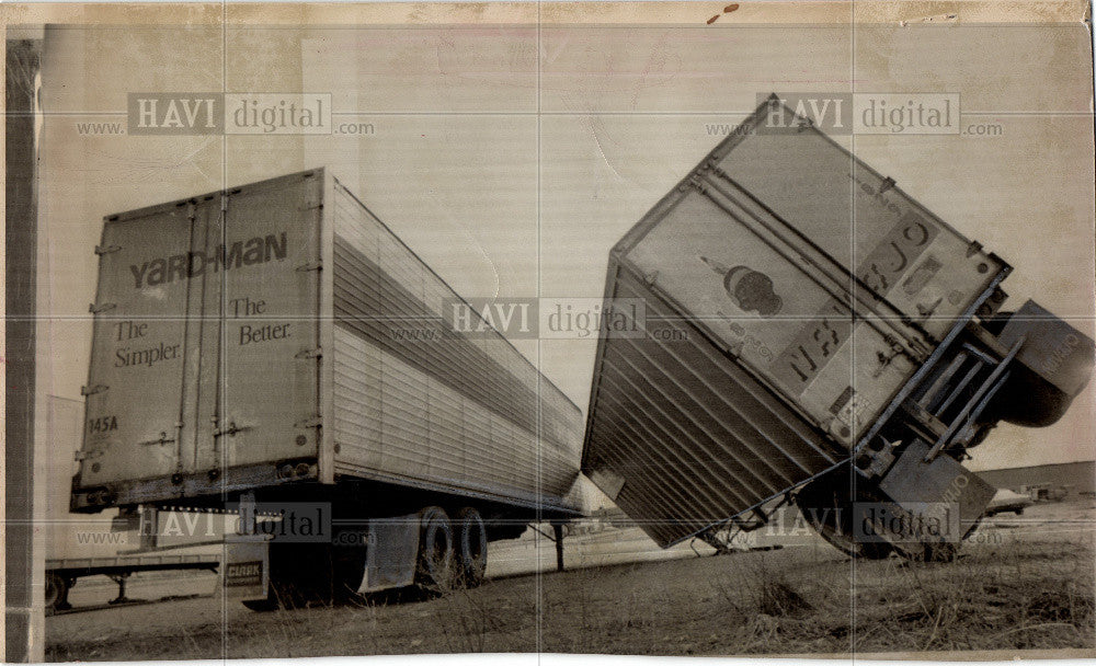 1975 Press Photo Two Trucks Gales at Jackson - Historic Images