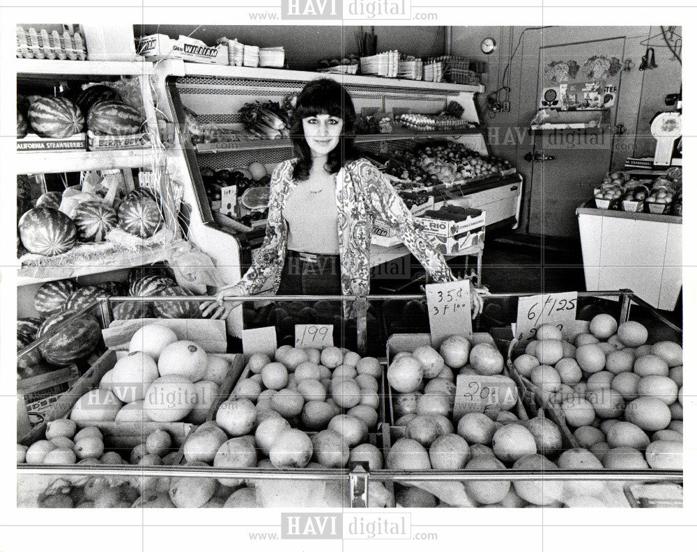 1981 Press Photo Jeanette Sleiman Windsor Market Ontari - Historic Images