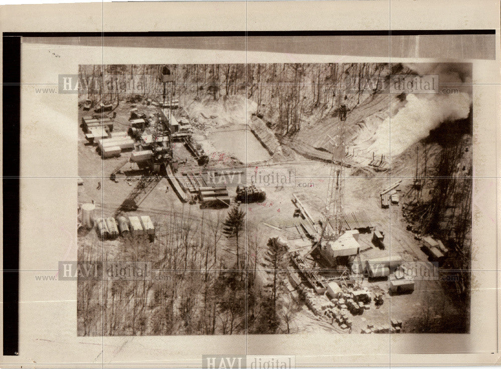 1973 Press Photo Williamsburg MI Amoco Gas Well Fire 73 - Historic Images