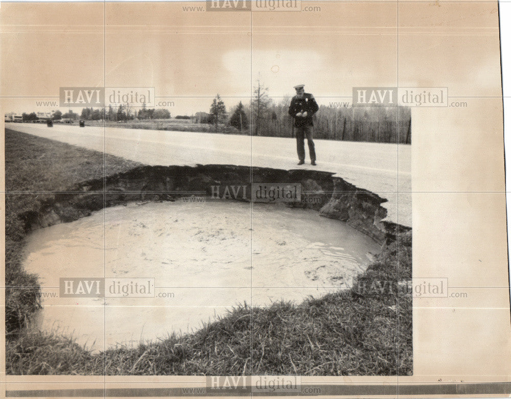 1973 Press Photo Bubbling Crater William Ogden M72 - Historic Images