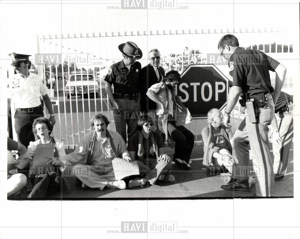 1984 Press Photo Williams Intl nuclear weapon protest - Historic Images