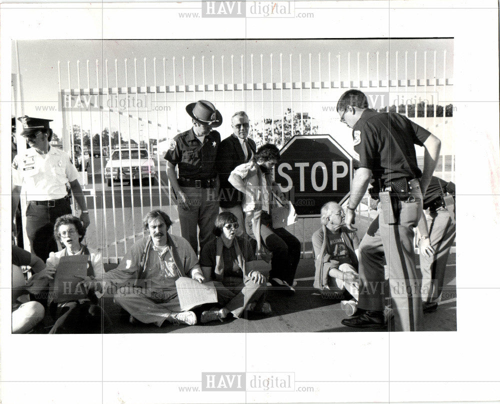 1984 Press Photo Williams International Protesters - Historic Images